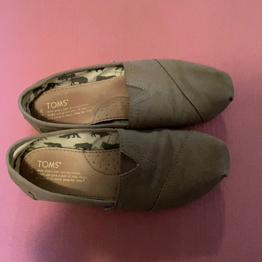 Women’s Tom’s Size 7